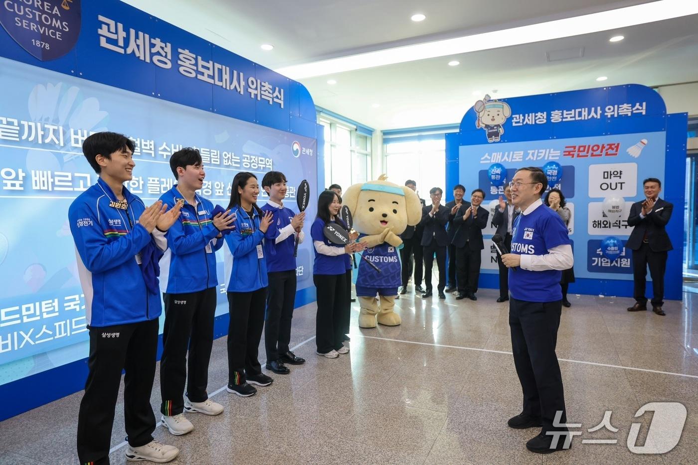 이명구 관세청장이 31일 서울세관에서 김원호·서승재·안세영&#40;왼쪽부터&#41; 선수를 홍보대사로 위촉하고 있다. &#40;관세청 제공.재판매 및 DB금지&#41;/뉴스1