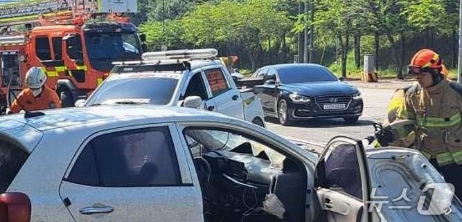 본문 이미지 - 지난 4월 29일 오전 9시 29분쯤 강원 원주시 한 도로에서 &#39;제네시스&#39; 차량과 모닝 차량이 충돌하는 사고가 발생한 가운데, 모닝 차량 운전자인 30대 남성이 병원으로 옮겨졌지만 끝내 숨졌다. &#40;강원도소방본부 제공. 재판매 및 DB금지&#41; 2025.10.31/뉴스1