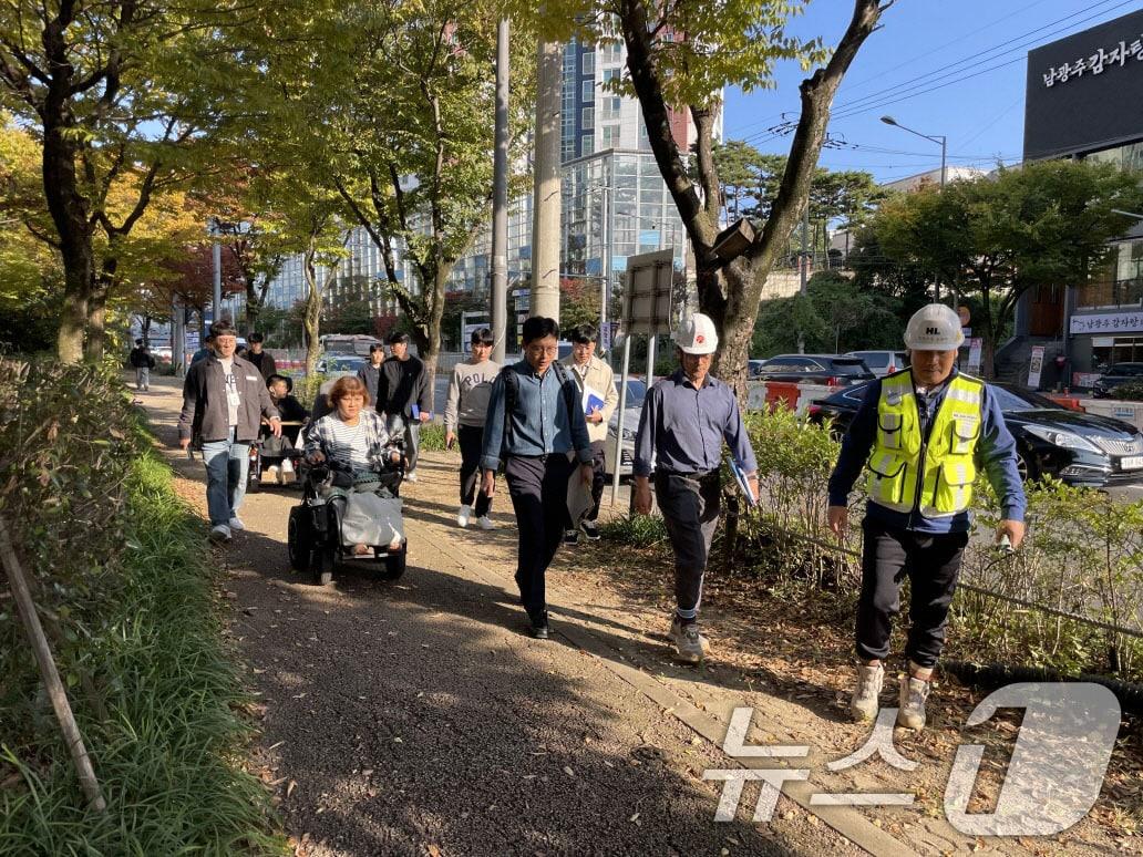 본문 이미지 - 광주시 도시철도건설본부가 31일 광주장애인권익옹호네트워크와 함께 도시철도 2호선 1단계 건설현장 중 남구 푸른길 일대 임시보행로를 점검하고 있다.(광주시 제공. 재판매 및 DB 금지) 