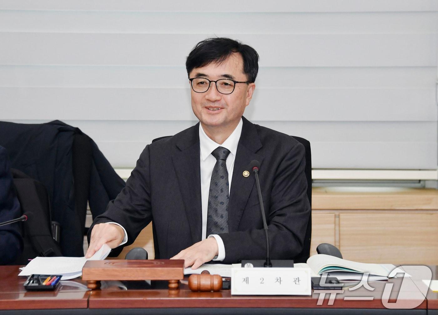 본문 이미지 - 임기근 기획재정부 차관이 31일 서울 종로구 정부서울청사에서 열린 &#39;제10차 재정사업평가위원회&#39;를 주재하고 있다. &#40;기획재정부 제공. 재판매 및 DB 금지&#41; 2025.10.31/뉴스1