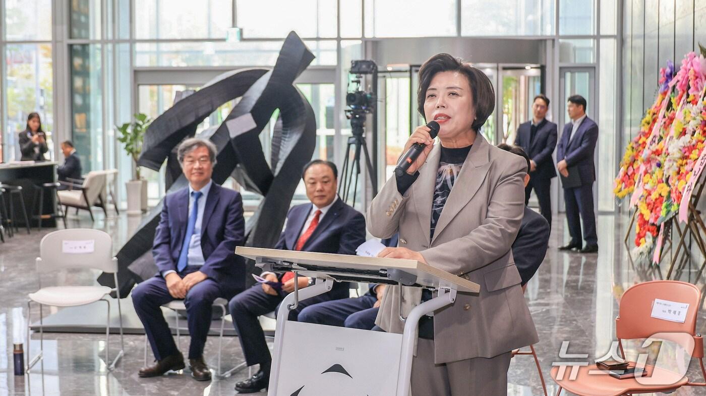 본문 이미지 - 신계용 과천시장(오른쪽)이 인사말을 전하고 있다.(과천시 제공)