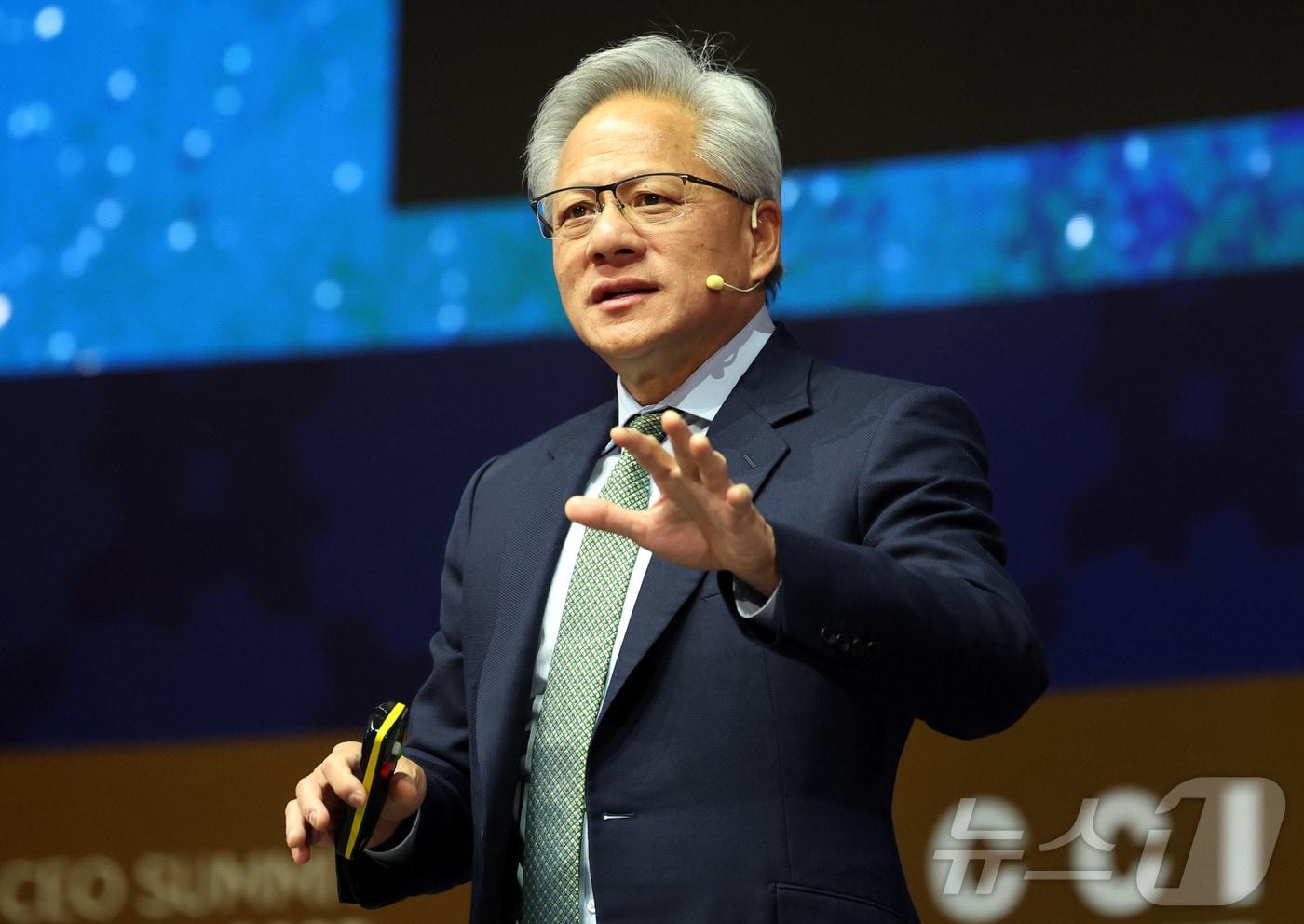 젠슨 황 엔비디아 최고경영자&#40;CEO&#41;가 31일 경북 경주예술의전당에서 열린 아시아태평양경제협의체&#40;APEC&#41; CEO 서밋에서 특별세션 기조연설을 하고 있다. &#40;공동취재&#41; 2025.10.31/뉴스1 ⓒ News1 김민지 기자