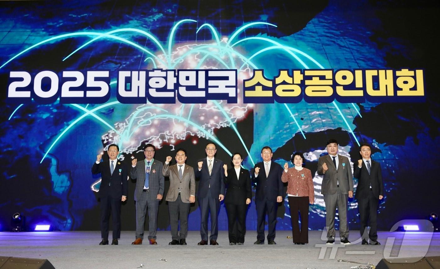 본문 이미지 - 31일 고양 일산 킨텍스에서 열린 2025 대한민국 소상공인대회 개막식 (소상공인연합회·중소벤처기업부 제공. 재판매 및 DB금지) ⓒ 뉴스1 장시온 기자