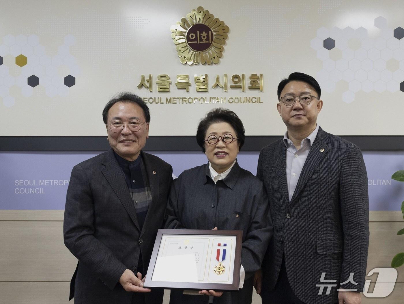 본문 이미지 - 표창장 받는 김종희 총장.&#40;상명대 제공. 재판매 및 DB금지&#41;