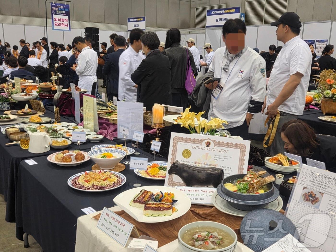 본문 이미지 - 31일 고양 일산 킨텍스에서 열린 &#39;2025 대한민국 소상공인대회&#39; 기능경진대회장 모습 2025.10.31/뉴스1 ⓒ News1 장시온 기자