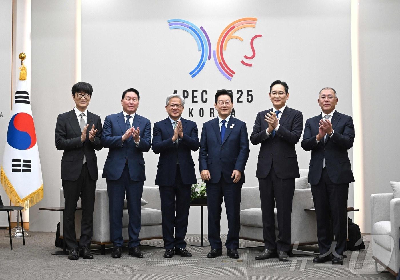 이재명 대통령이 31일 아시아태평양경제협력체&#40;APEC&#41; 정상회의가 열린 경주 화백컨벤션센터에서 젠슨 황 엔비디아 최고경영자가 접견에 앞서 국내 기업 대표들과 함께 기념촬영을 하고 있다. 왼쪽부터 이해진 네이버 이사회 의장, 최태원 SK그룹 회장, 젠슨 황 엔비디아 CEO, 이재명 대통령, 이재용 삼성전자 회장, 정의선 현대차그룹 회장. 2025.10.31/뉴스1 ⓒ AFP=뉴스1 ⓒ News1 박지혜 기자