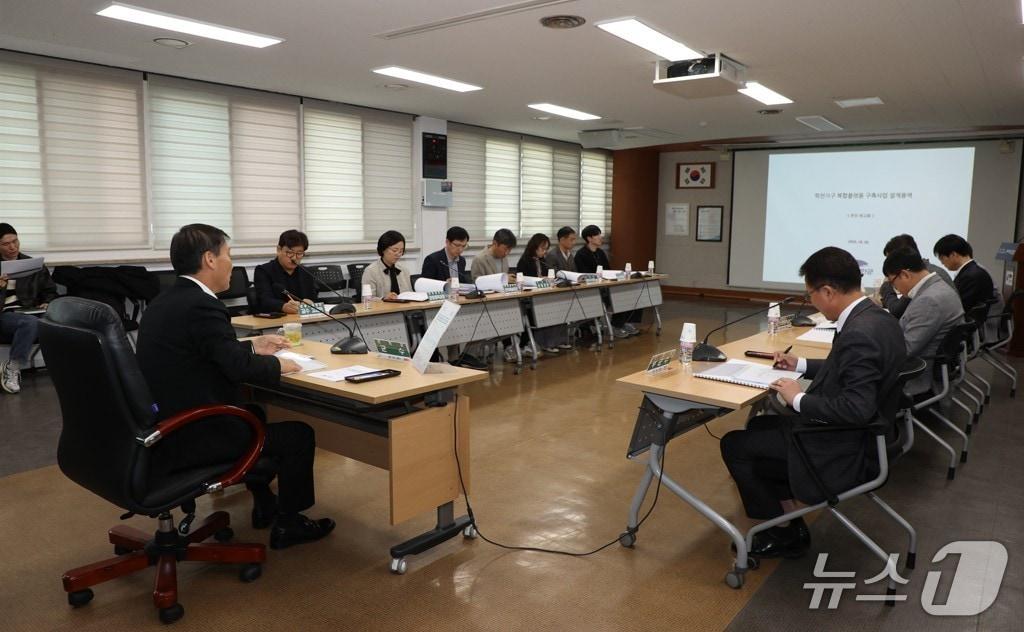 본문 이미지 - 전북 진안군이 상황실에서 '학천지구 복합플랫폼 구축 사업 건축 설계용역 추진 보고회'를 열었다. (진안군제공. 재판매 및 DB금지)2025.10.31/뉴스1