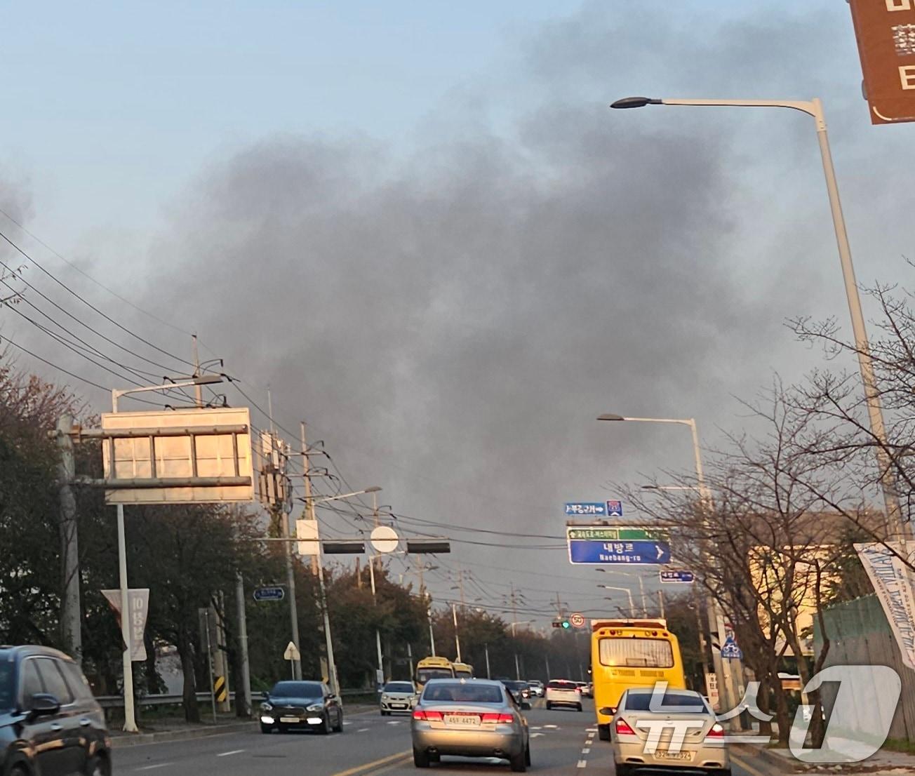 본문 이미지 - 31일 오후 4시 33분쯤 광주 서구 덕흥동의 한 폐기물 창고에서 불이 나 일대에 연기가 가득한 모습.(독자 제공. 재판매 및 DB금지) 2025.10.31/뉴스1 