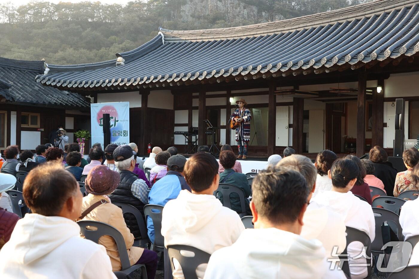 31일 4대 종단이 함께한 &#39;평화 음악회&#39;가 전북 진안군 성수면에 소재한 원불교 좌포교당에서 군민 300여명이 참여한 가운데 열렸다.&#40;진안군제공. 재판매 및 DB금지&#41;2025.10.31/뉴스1