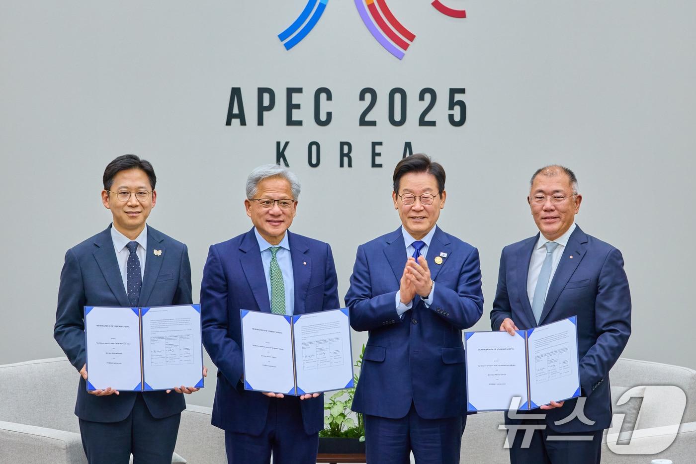 이재명 대통령이 31일 경북 경주화백컨벤션센터에서 젠슨 황 엔비디아 최고경영자&#40;CEO&#41; 접견 전 과학기술정보통신부와 현대차, 엔비디아의 국내 피지컬 AI 역량 고도화 협약 관련 기념촬영을 하고 있다. 왼쪽부터 배경훈 과학기술정보통신부 장관, 젠슨 황 엔비디아 최고경영자&#40;CEO&#41;, 이 대통령, 정의선 현대차그룹 회장. &#40;대통령실 제공. 재판매 및 DB 금지&#41; 2025.10.31/뉴스1 ⓒ News1 허경 기자