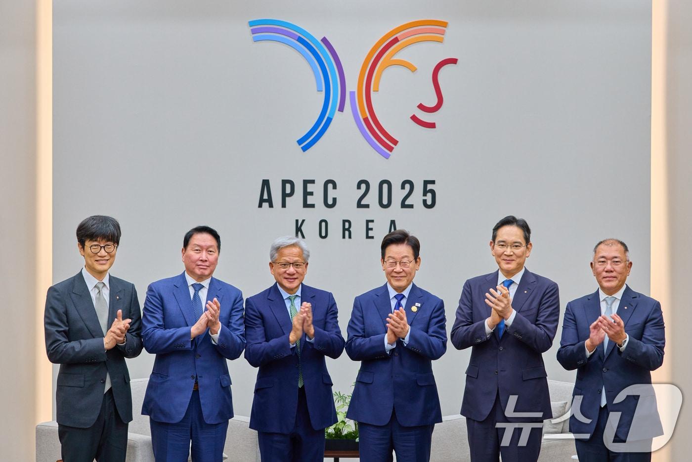 이재명 대통령이 31일 경북 경주화백컨벤션센터&#40;HICO&#41;에서 젠슨 황 엔비디아 최고경영자&#40;CEO&#41; 접견에 앞서 참석자들과 기념촬영을 하고 있다. 왼쪽부터 이해진 네이버 의장, 최태원 SK그룹 회장, 젠슨 황 엔비디아 최고경영자&#40;CEO&#41;, 이 대통령, 이재용 삼성전자 회장, 정의선 현대차그룹 회장. &#40;대통령실 제공. 재판매 및 DB 금지&#41; 2025.10.31/뉴스1 ⓒ News1 허경 기자