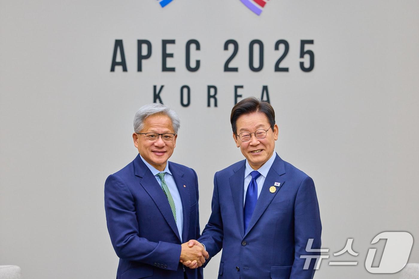 본문 이미지 - 이재명 대통령과 젠슨 황 엔비디아 최고경영자(CEO)가 지난해 경북 경주화백컨벤션센터(HICO)에서 열린 APEC 정상회의 계기 면담 전 악수하는 모습. (대통령실 제공. 재판매 및 DB 금지) 2025.10.31 ⓒ 뉴스1 허경 기자