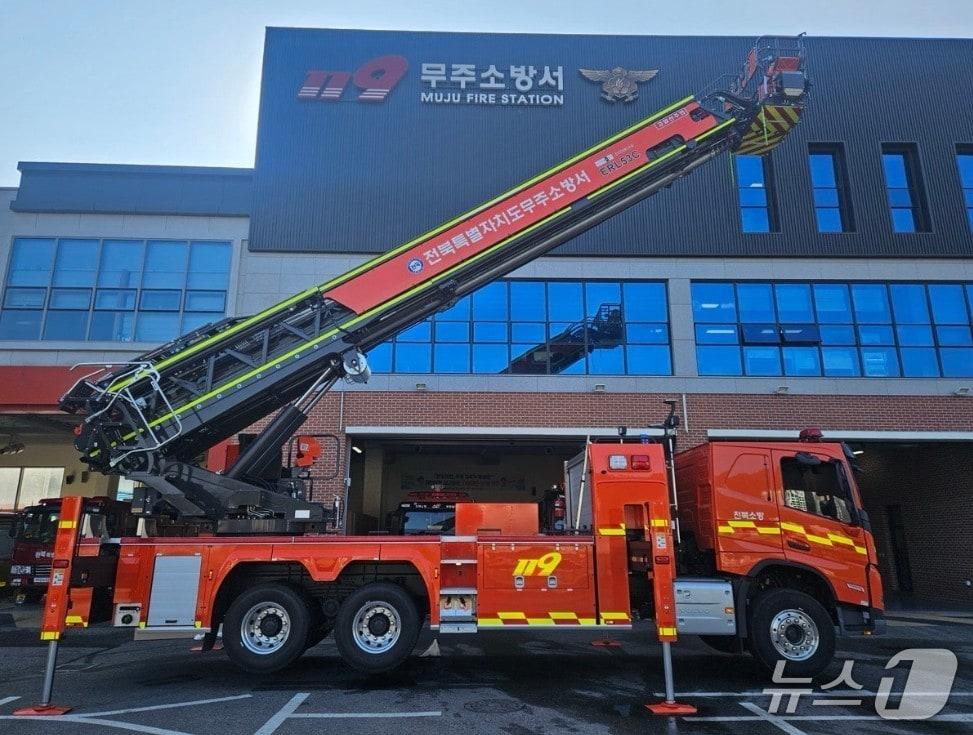 본문 이미지 - 전북 무주군체 배치된 53m급 고가 사다리차.&#40;전북소방 제공. 재판매 및 DB 금지&#41;
