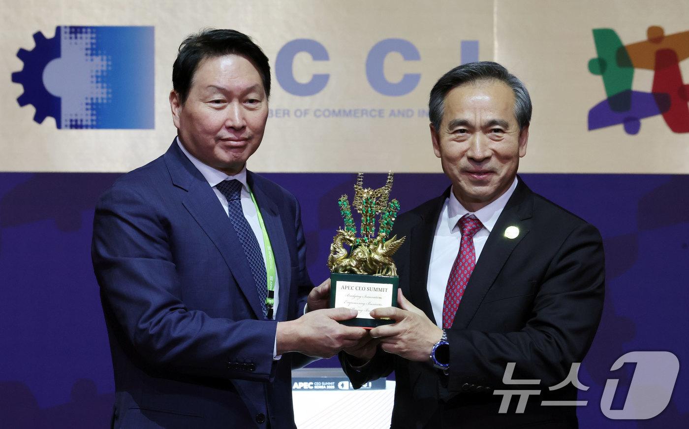 최태원 SK 회장이 31일 오후 경북 경주예술의전당에서 아시아태평양경제협력체(APEC) 최고경영자(CEO) 서밋(Summit) 페회식에서 런 홍빈 중국 국제무역촉진위원회 회장에게 의사봉을 인계하고 있다. (공동취재) 2025.10.31/뉴스1 ⓒ News1 김민지 기자