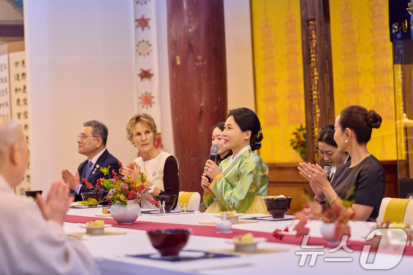 김혜경 여사가 31일 경북 경주 불국사에서 열린 2025 아시아태평양경제협력체&#40;APEC&#41; 정상회의 배우자 초청 행사에 발언하고 있다. &#40;대통령실 제공. 재판매 및 DB 금지&#41; 2025.10.31/뉴스1 ⓒ News1 허경 기자