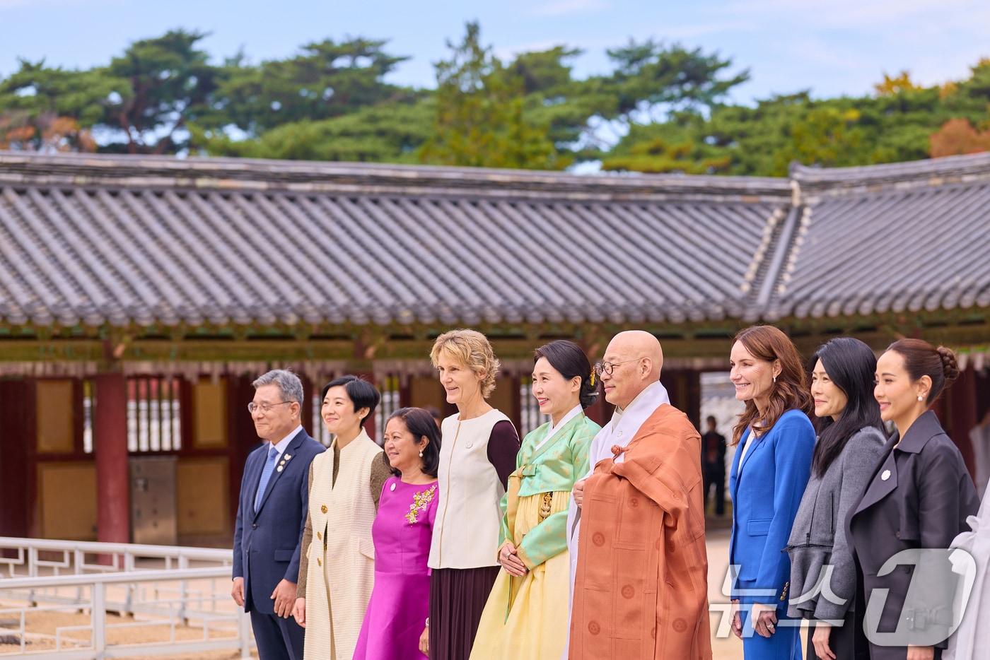 김혜경 여사가 31일 경북 경주 불국사에서 열린 2025 아시아태평양경제협력체(APEC) 정상회의 배우자 초청 행사에 참석자들과 함께 기념촬영을 하고 있다. (대통령실 제공. 재판매 및 DB 금지) 2025.10.31/뉴스1 ⓒ News1 허경 기자