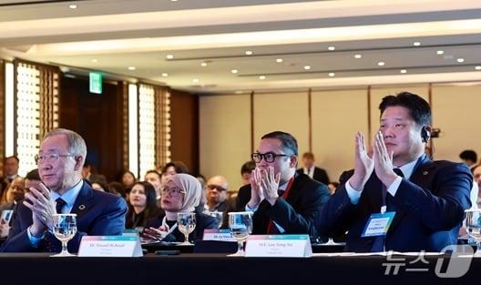 본문 이미지 - 반기문 전 UN사무총장이 의장으로 있는 글로벌녹색성장기구(GGGI)가 지난 29일 서울웨스틴조선호텔에서 '2025 글로벌녹색성장주간'(GGGW 2025) 행사의 공식세션으로 '글로벌 클린수소포럼'을 연 가운데, 이상호 강원 태백시장이 이 포럼에 참석해 반기문 의장을 비롯한 참석자들과 함께 일정을 소화했다. (태백시 제공. 재판매 및 DB금지) 2025.10.31/뉴스1