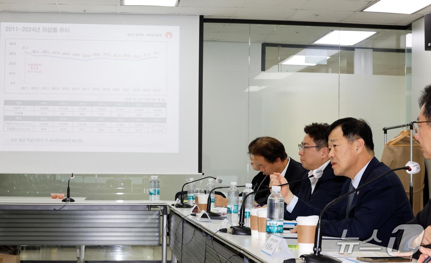 보건복지부는 31일 서울 서초구 국제전자센터에서 자살유발정보 유통을 막기 위한 간담회를 열어 구글코리아·네이버·엑스&#40;X·옛 트위터&#41;·카카오 등과 협력하기로 했다고 밝혔다.&#40;보건복지부 제공&#41;