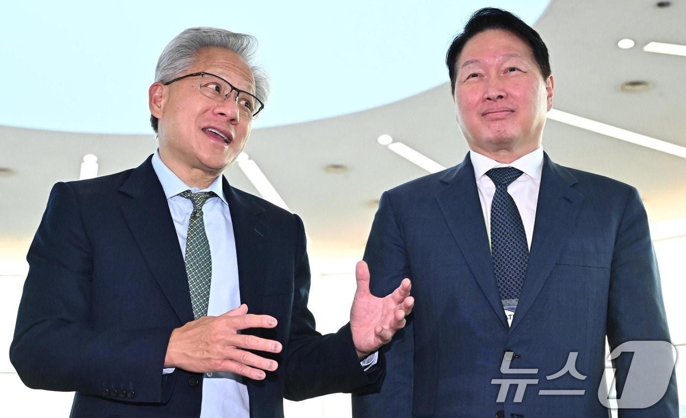 젠슨 황 엔비디아 CEO가 31일 경북 경주시 경주예술의전당에서 열린 아시아태평양경제협력체&#40;APEC&#41; CEO 서밋에 참석해 최태원 대한상의 회장과 환담 후 취재진의 질문에 답하고 있다. &#40;공동취재&#41; 2025.10.31/뉴스1 ⓒ News1 김민지 기자