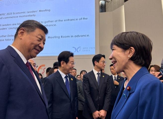 본문 이미지 - 시진핑 중국 국가주석과 다카이치 사나에 일본 총리가 31일 경주 아시아태평양경제협력체(APEC) 정상회의 행사장에서 인사를 나누는 모습. (출처=다카이치 총리 엑스(X) 계정)