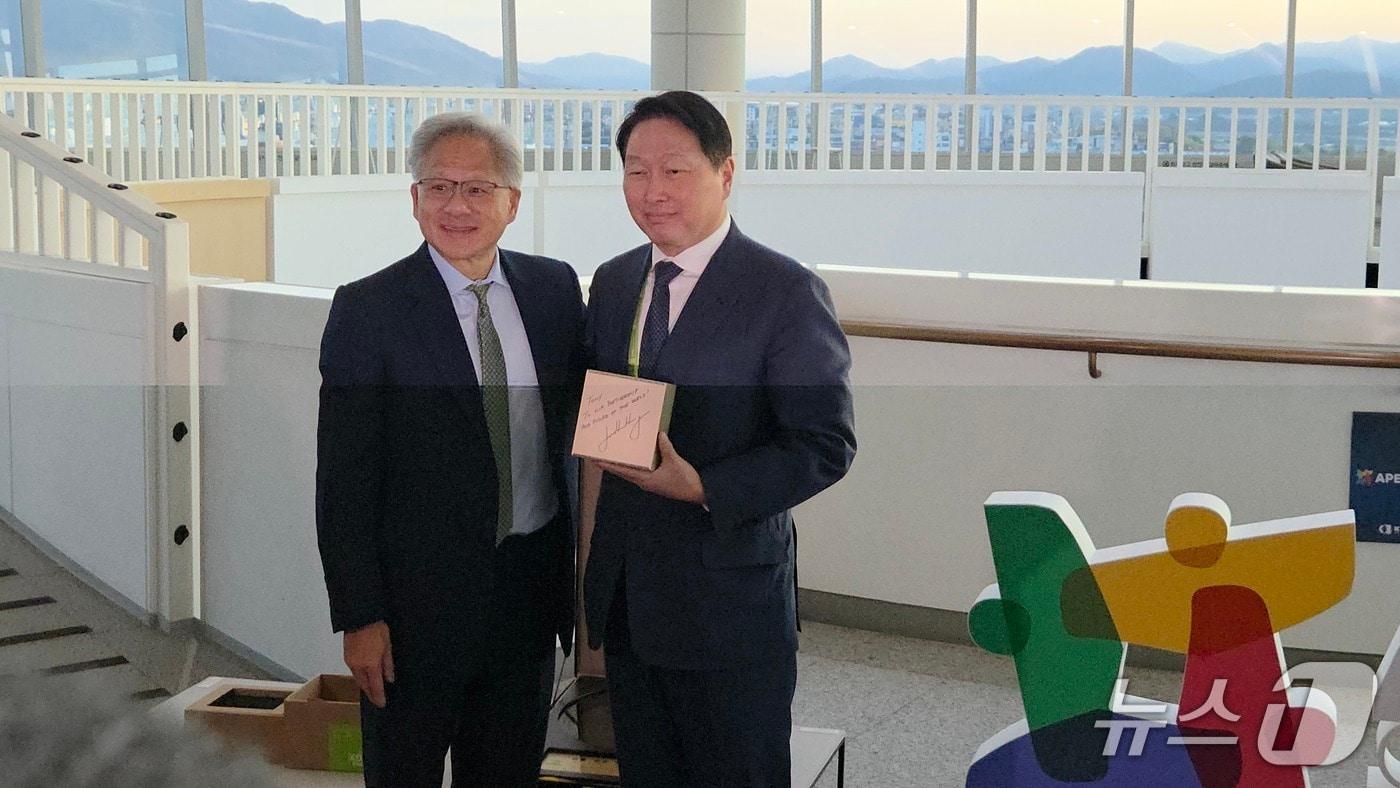 젠슨 황 엔비디아 CEO가 최태원 SK그룹 회장에게 선물을 전달했다.  2025.10.31/뉴스1 ⓒ News1 박기범 기자 