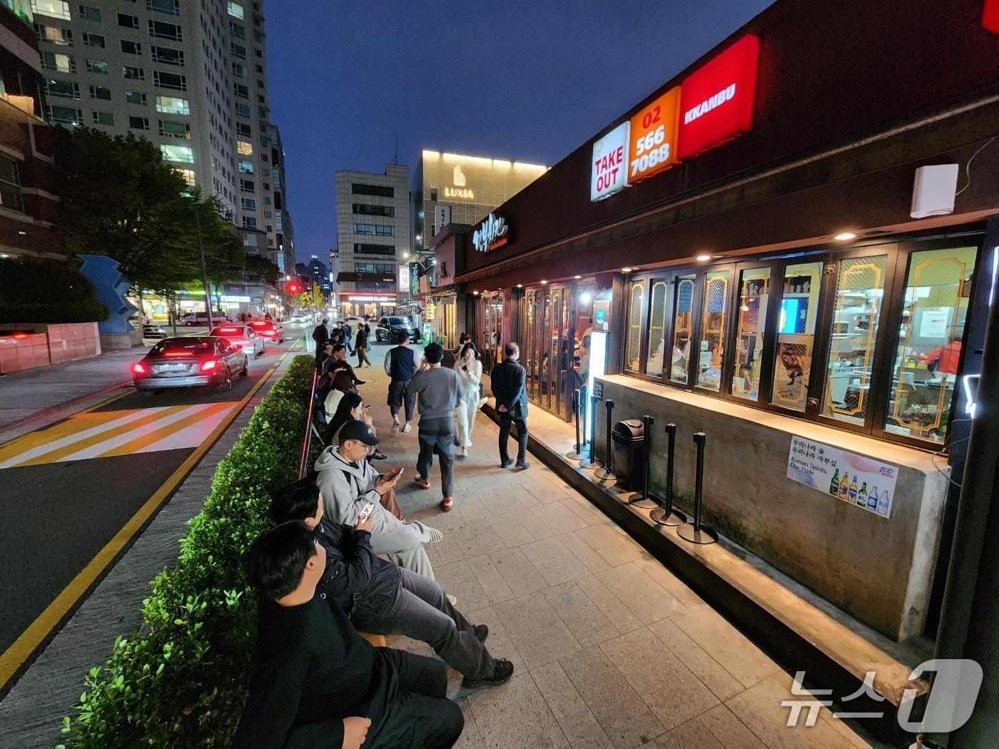 Quán gà rán bình dân “đổi đời” sau bữa nhậu của 3 tỷ phú công nghệ: Dân Hàn nườm nượp xếp hàng "xin vía" giàu có, đậu đại học...- Ảnh 3. Quán gà rán bình dân “đổi đời” sau bữa nhậu của 3 tỷ phú công nghệ: Dân Hàn nườm nượp xếp hàng "xin vía" giàu có, đậu đại học...- Ảnh 3.