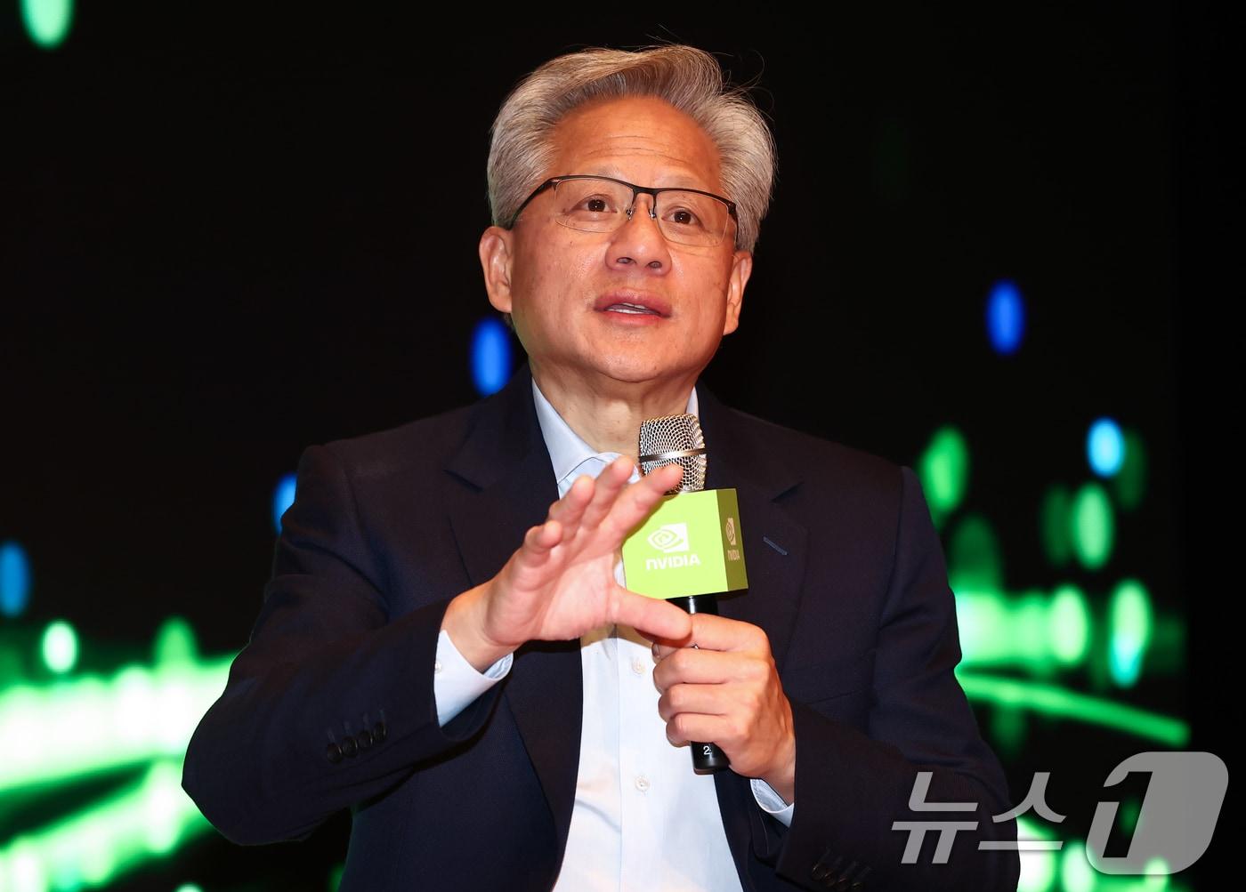 본문 이미지 - 젠슨 황 엔비디아 최고경영자(CEO)가 31일 오후 경북 경주예술의전당에서 기자간담회를 하고 있다. 2025.10.31/뉴스1 ⓒ News1 김민지 기자