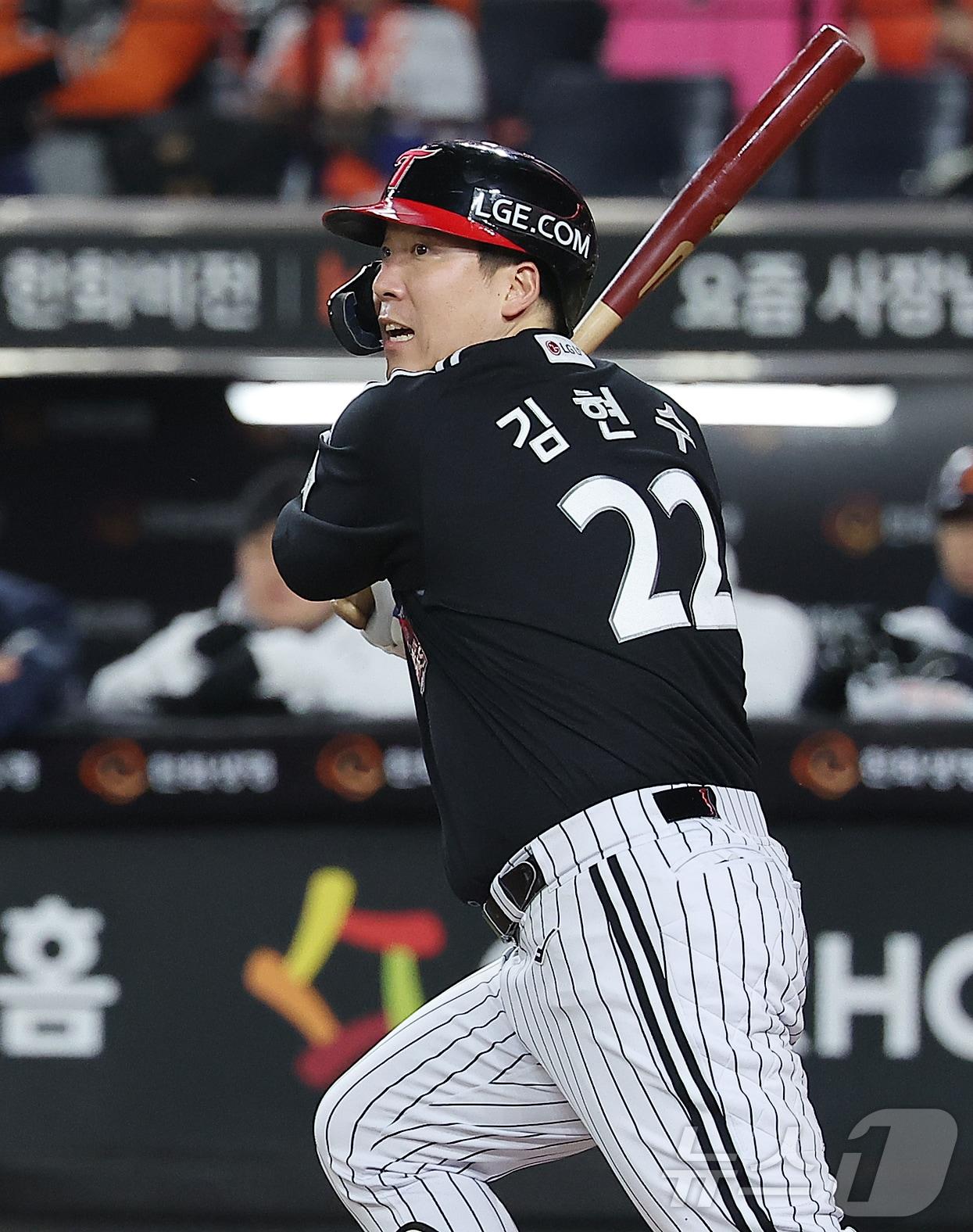 본문 이미지 - 31일 대전 한화생명볼파크에서 열린 프로야구 2025 신한 SOL뱅크 KBO 포스트시즌 한국시리즈 5차전 LG 트윈스와 한화 이글스의 경기, LG 김현수가 1회초 1사 2루 상황 적시타를 치고 있다. 2025.10.31/뉴스1 ⓒ News1 김진환 기자