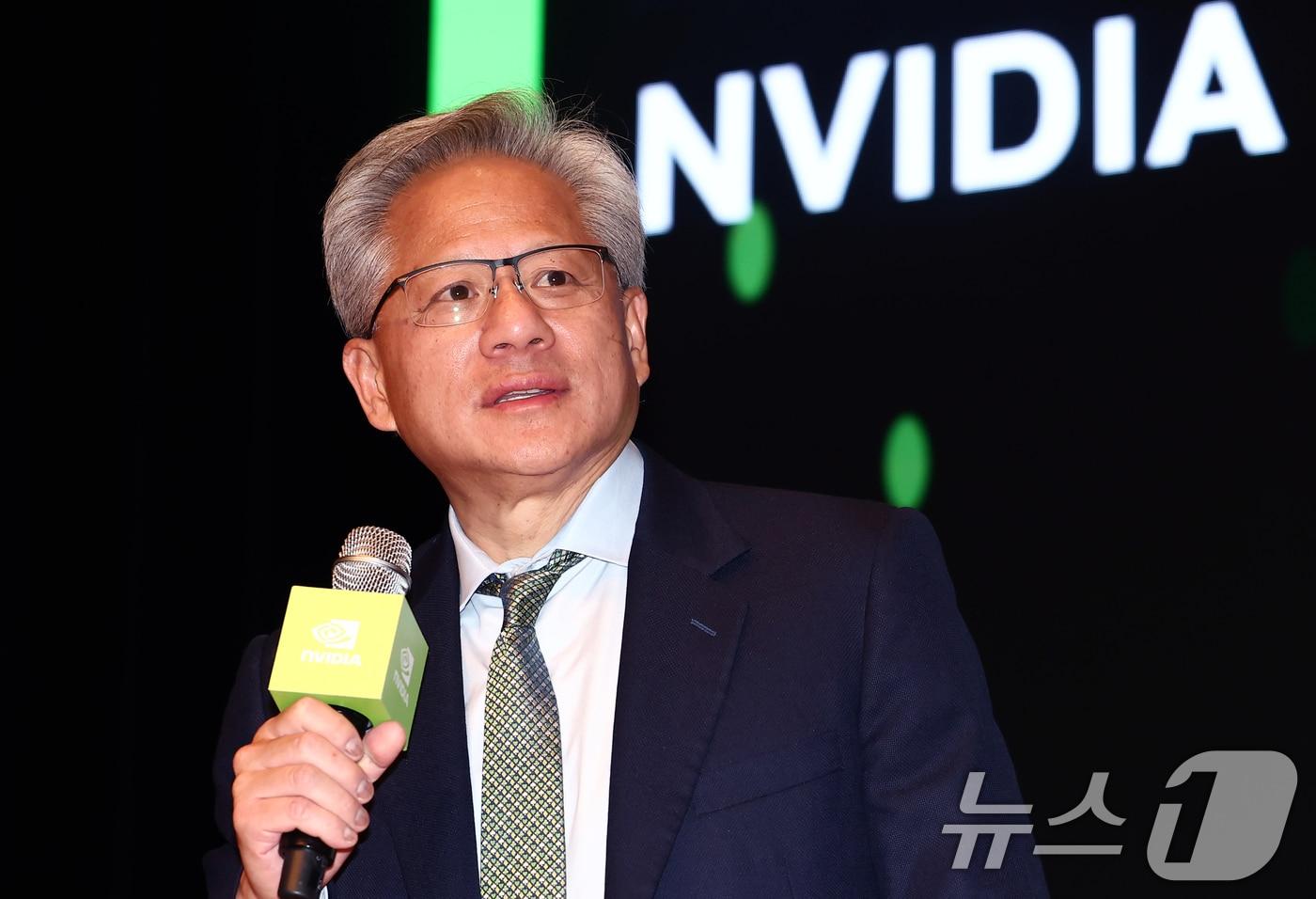 젠슨 황 엔비디아 최고경영자&#40;CEO&#41;가 31일 오후 경북 경주예술의전당에서 기자간담회를 하고 있다. 2025.10.31/뉴스1 ⓒ News1 김민지 기자