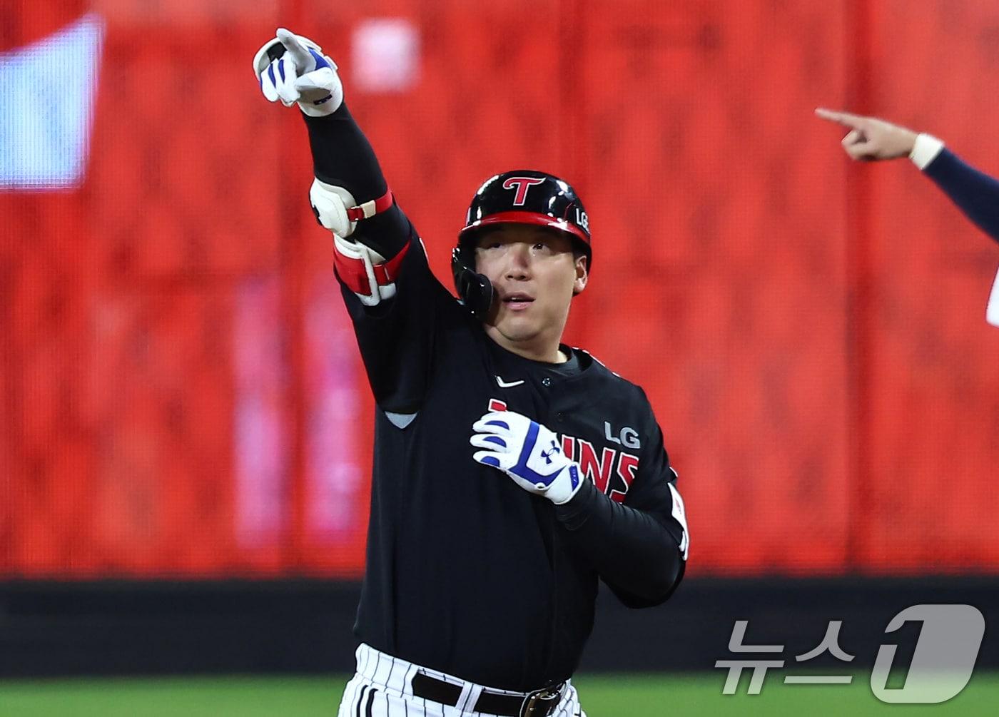 본문 이미지 - 31일 대전 한화생명볼파크에서 열린 프로야구 2025 신한 SOL뱅크 KBO 포스트시즌 한국시리즈 5차전 LG 트윈스와 한화 이글스의 경기, 1회초 1사 2루 상황에서 LG 김현수가 적시타를 치고 기뻐하고 있다. 2025.10.31/뉴스1 ⓒ News1 김도우 기자