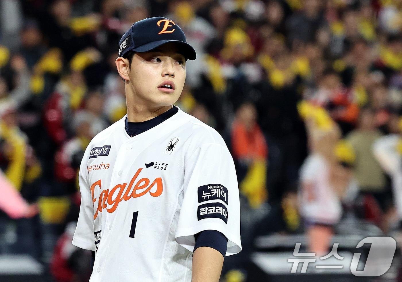 31일 오후 대전 한화생명볼파크에서 열린 프로야구 2025 신한 SOL뱅크 KBO 한국시리즈 5차전 LG트윈스와 한화 이글스의 경기, 한화 선발투수 문동주가 1회초에 1실점을 한 뒤 이닝을 마치고 더그아웃으로 향하고 있다. 2025.10.31/뉴스1 ⓒ News1 구윤성 기자