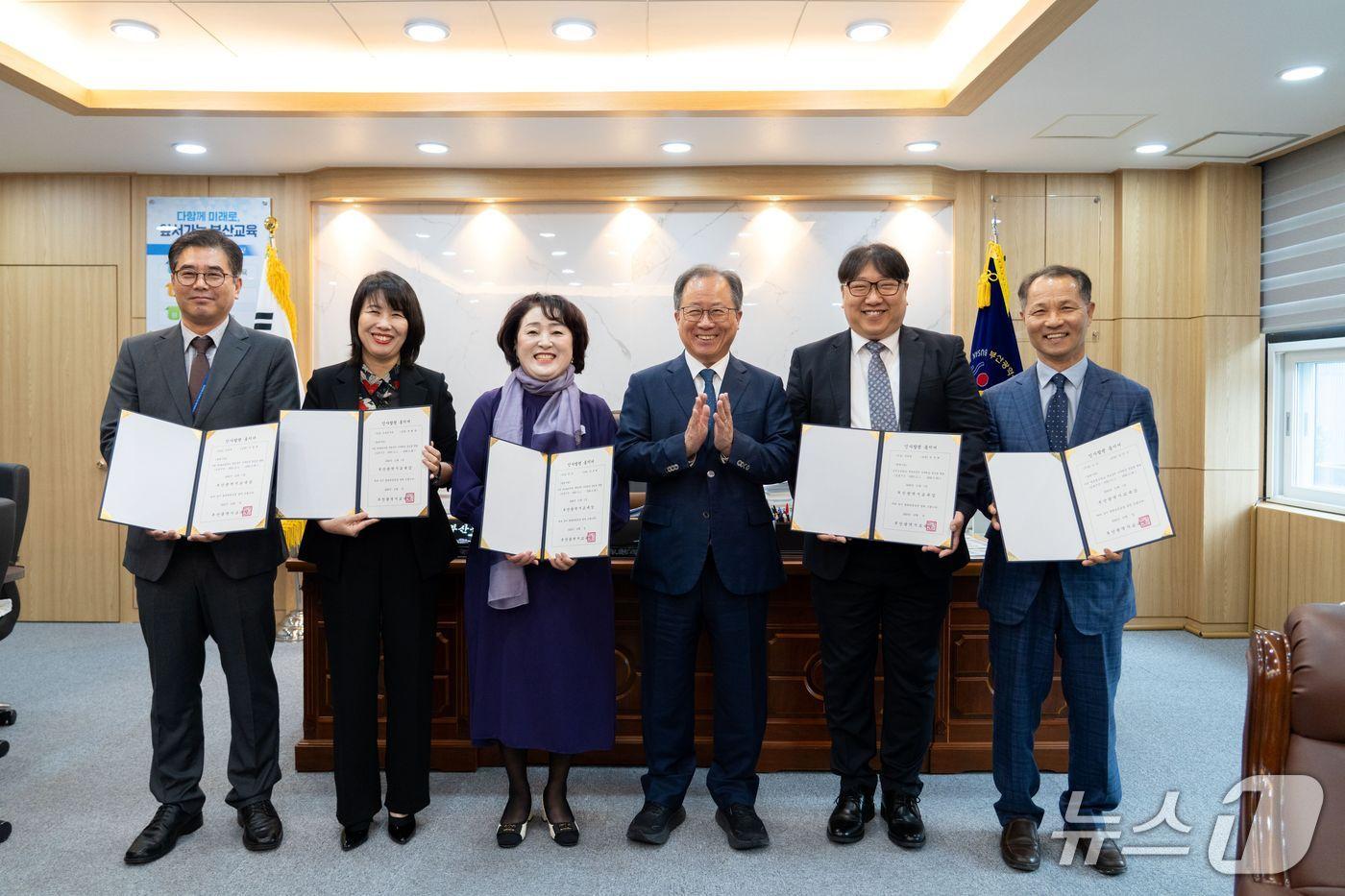 발령장 수여 모습(좌측부터 신동훈 장학관(에코4초), 박혜란 원장(에코8유), 안부희 원장(에코4유), 김석준 교육감, 변정현 장학관(신연초), 김진기 교감(에코특수)).(부산시교육청 제공. 재판매 및 DB금지)