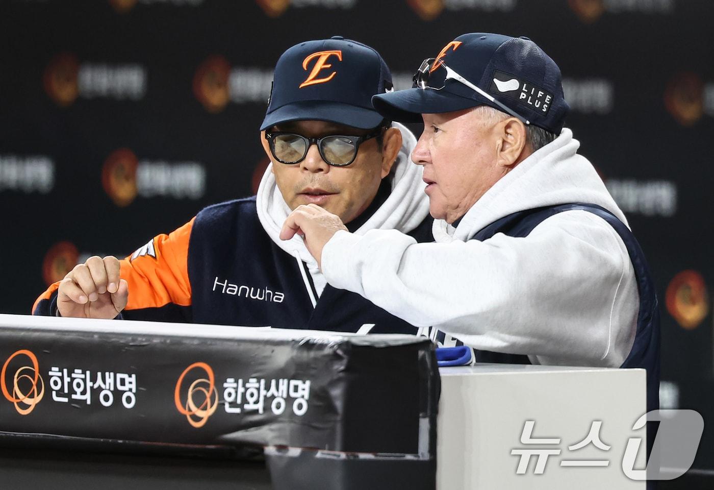 본문 이미지 - 김경문 한화 감독(오른쪽)과 양상문 한화 투수코치. ⓒ 뉴스1 김도우 기자