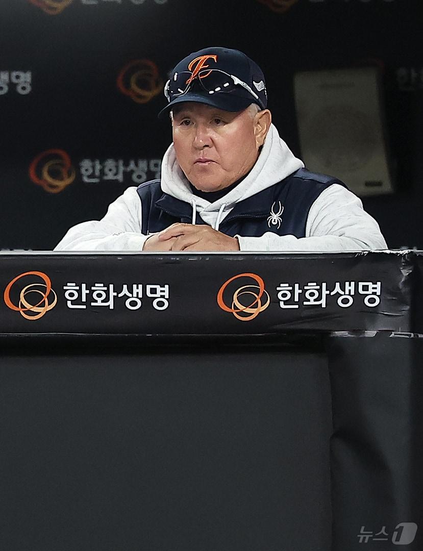 본문 이미지 - 31일 대전 한화생명볼파크에서 열린 프로야구 2025 신한 SOL뱅크 KBO 포스트시즌 한국시리즈 5차전 LG 트윈스와 한화 이글스의 경기, 한화 김경문 감독이 2회초 경기를 지켜보고 있다. 2025.10.31/뉴스1 ⓒ News1 김진환 기자