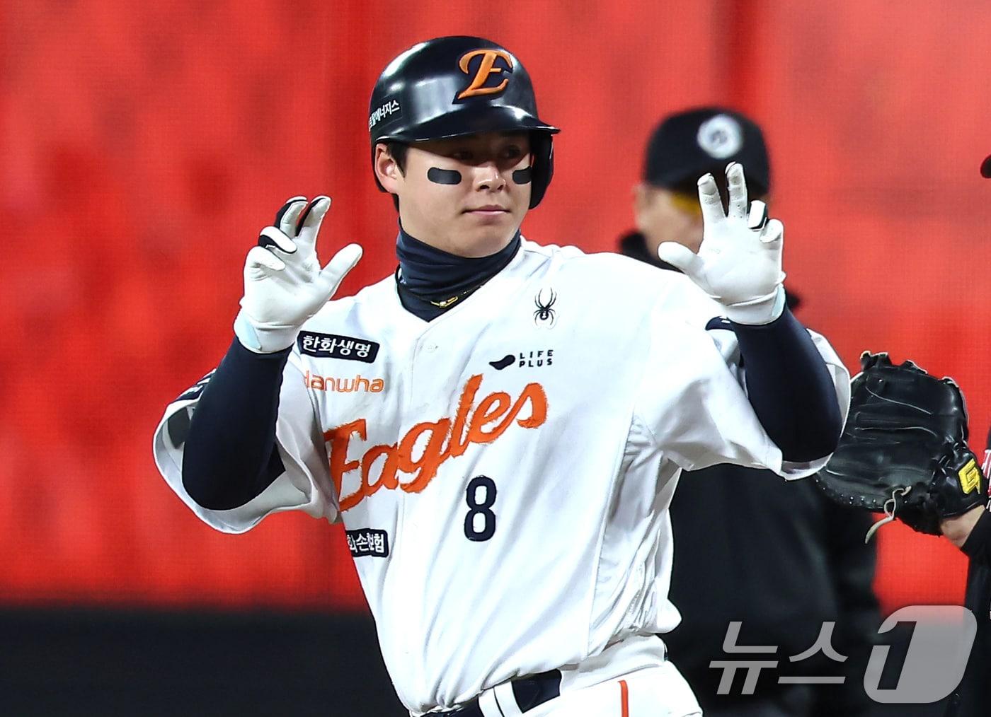 본문 이미지 - 31일 대전 한화생명볼파크에서 열린 프로야구 2025 신한 SOL뱅크 KBO 포스트시즌 한국시리즈 5차전 LG 트윈스와 한화 이글스의 경기, 2회말 선두타자 한화 노시환이 안타를 치고 기뻐하고 있다. 2025.10.31/뉴스1 ⓒ News1 김도우 기자