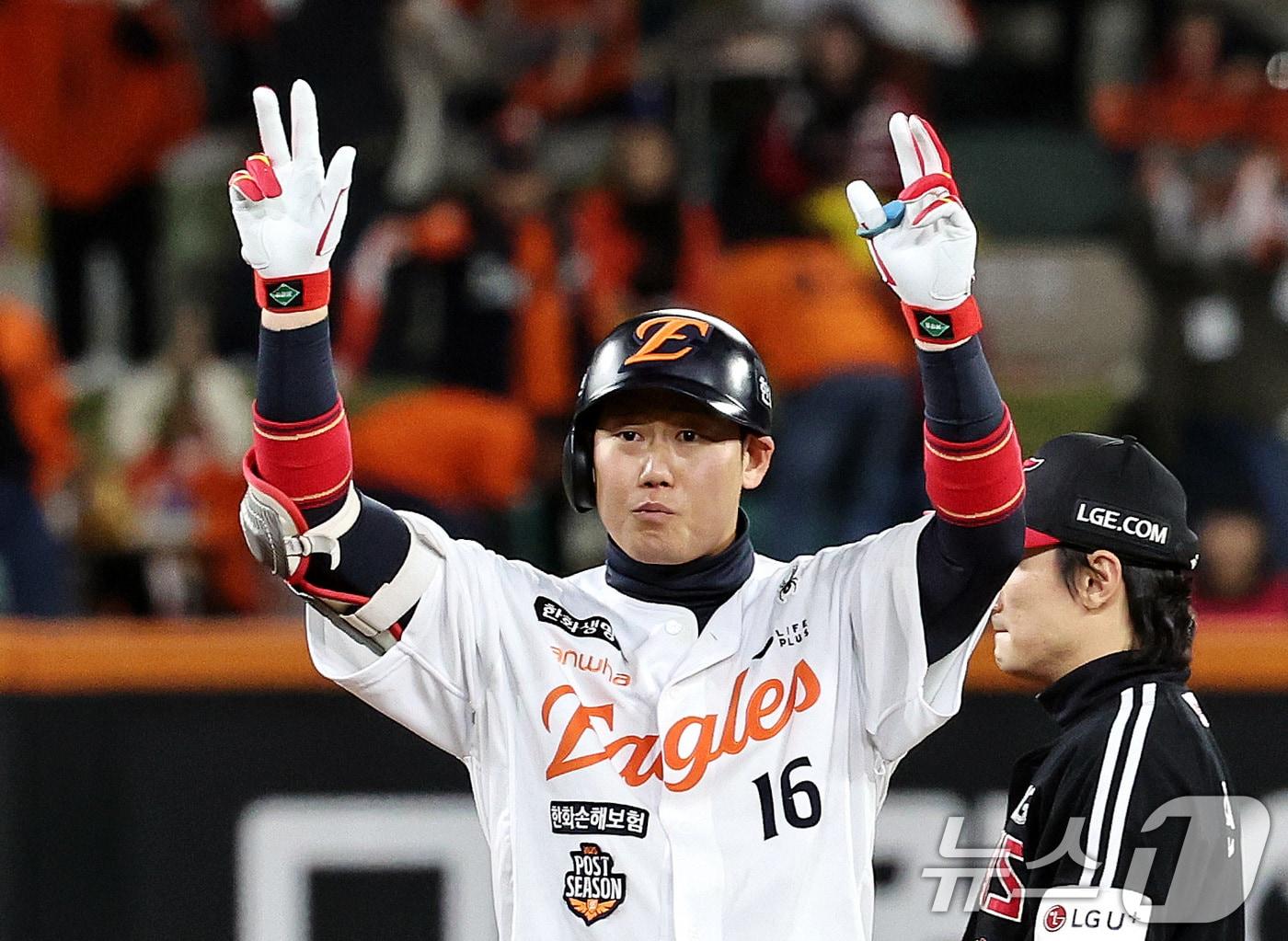 본문 이미지 - 31일 대전 한화생명볼파크에서 열린 프로야구 2025 신한 SOL뱅크 KBO 포스트시즌 한국시리즈 5차전 LG 트윈스와 한화 이글스의 경기, 2회말 무사 1루 한화 하주석이 2루타를 치고 세리머니하고 있다. 2025.10.31/뉴스1 ⓒ News1 구윤성 기자