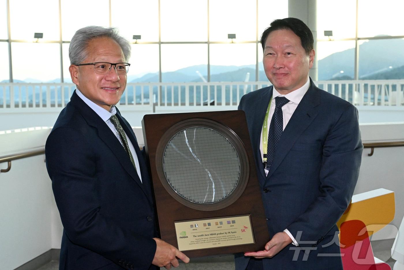 본문 이미지 - 젠슨 황 엔비디아 CEO가 31일 경북 경주시 경주예술의전당에서 열린 아시아태평양경제협력체(APEC) CEO 서밋에 참석해 최태원 SK그룹 회장 겸 대한상의 회장으로 부터 SK하이닉스의 HBM4 반도체 웨이퍼를 선물로 받고 있다. (공동취재) 2025.10.31 ⓒ 뉴스1 김민지 기자