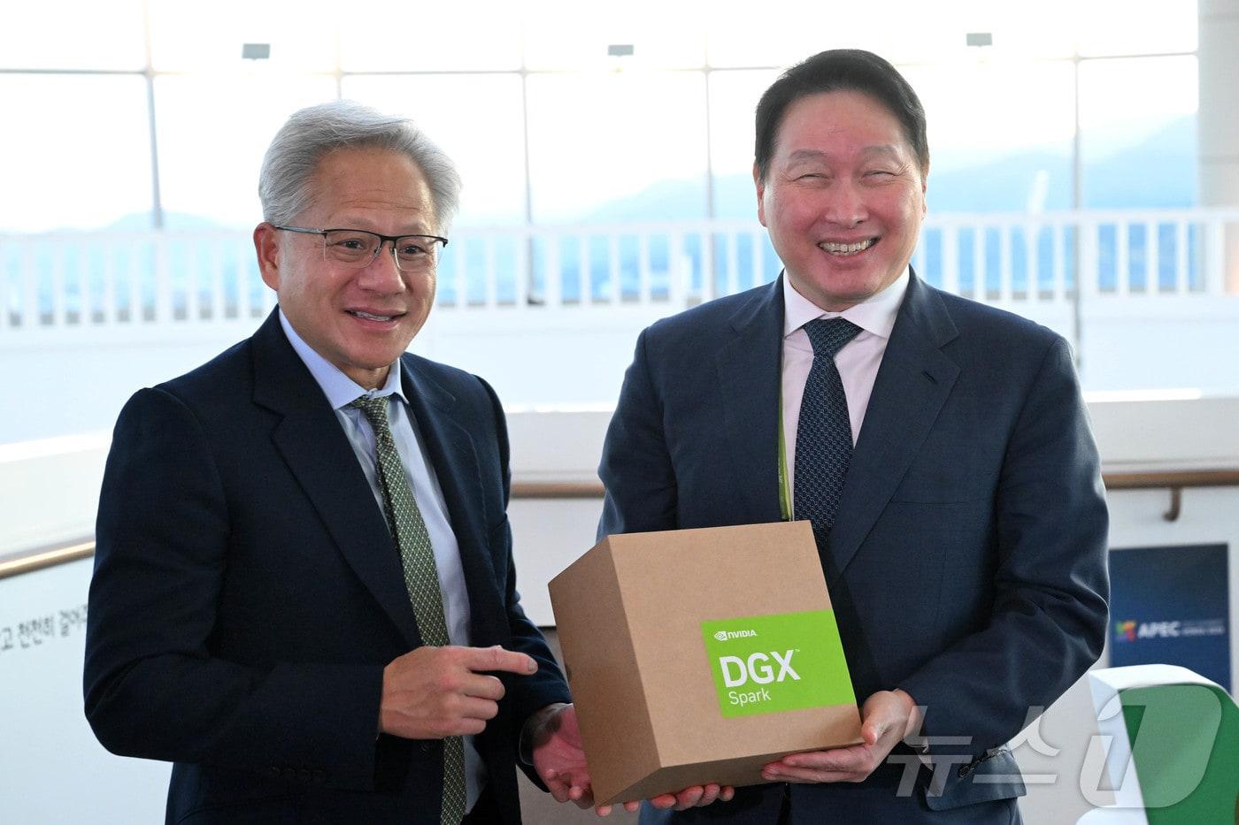 젠슨 황 엔비디아 CEO가 31일 경북 경주시 경주예술의전당에서 열린 아시아태평양경제협력체&#40;APEC&#41; CEO 서밋에 참석해 최태원 대한상의 회장과 만나 AI슈퍼컴퓨터 &#39;DGX스파크&#39;를 선물하고 있다. &#40;공동취재&#41; 2025.10.31/뉴스1 ⓒ News1 김민지 기자
