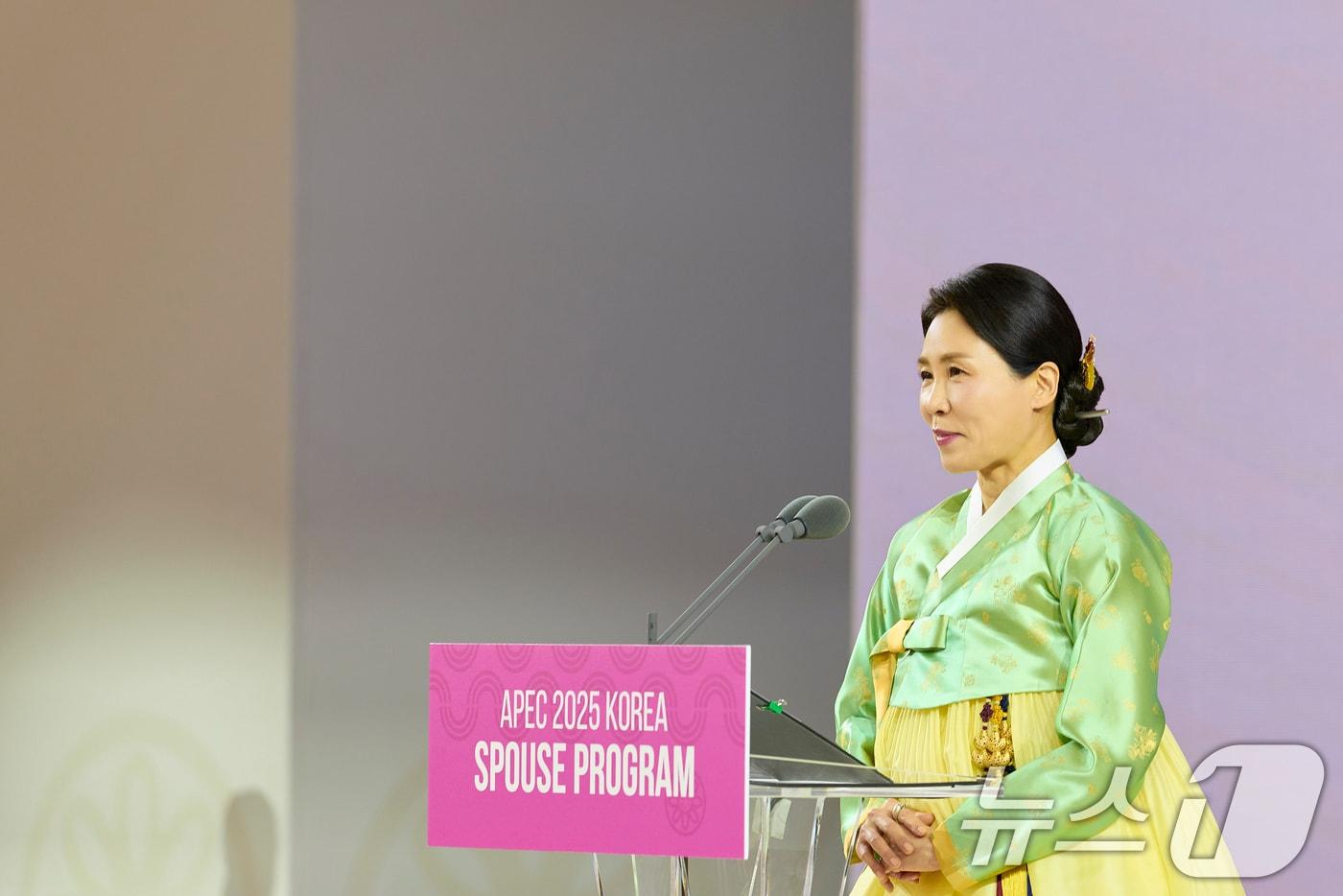 김혜경 여사가 31일 경북 경주 우양미술관에서 열린 APEC 정상회의 계기 배우자행사 오찬에서 발언하고 있다. &#40;대통령실 제공. 재판매 및 DB 금지&#41; 2025.10.31/뉴스1 ⓒ News1 허경 기자