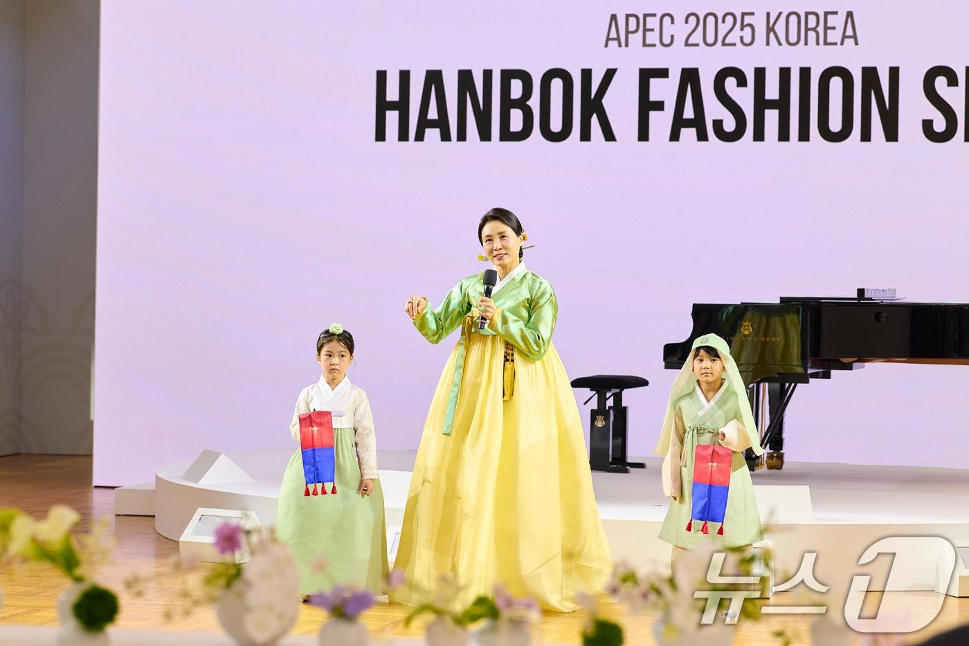 김혜경 여사가 31일 경북 경주 우양미술관에서 열린 APEC 정상회의 계기 배우자행사 오찬에서 한복의 매력을 소개하고 있다. (대통령실 제공. 재판매 및 DB 금지) 2025.10.31/뉴스1 ⓒ News1 허경 기자