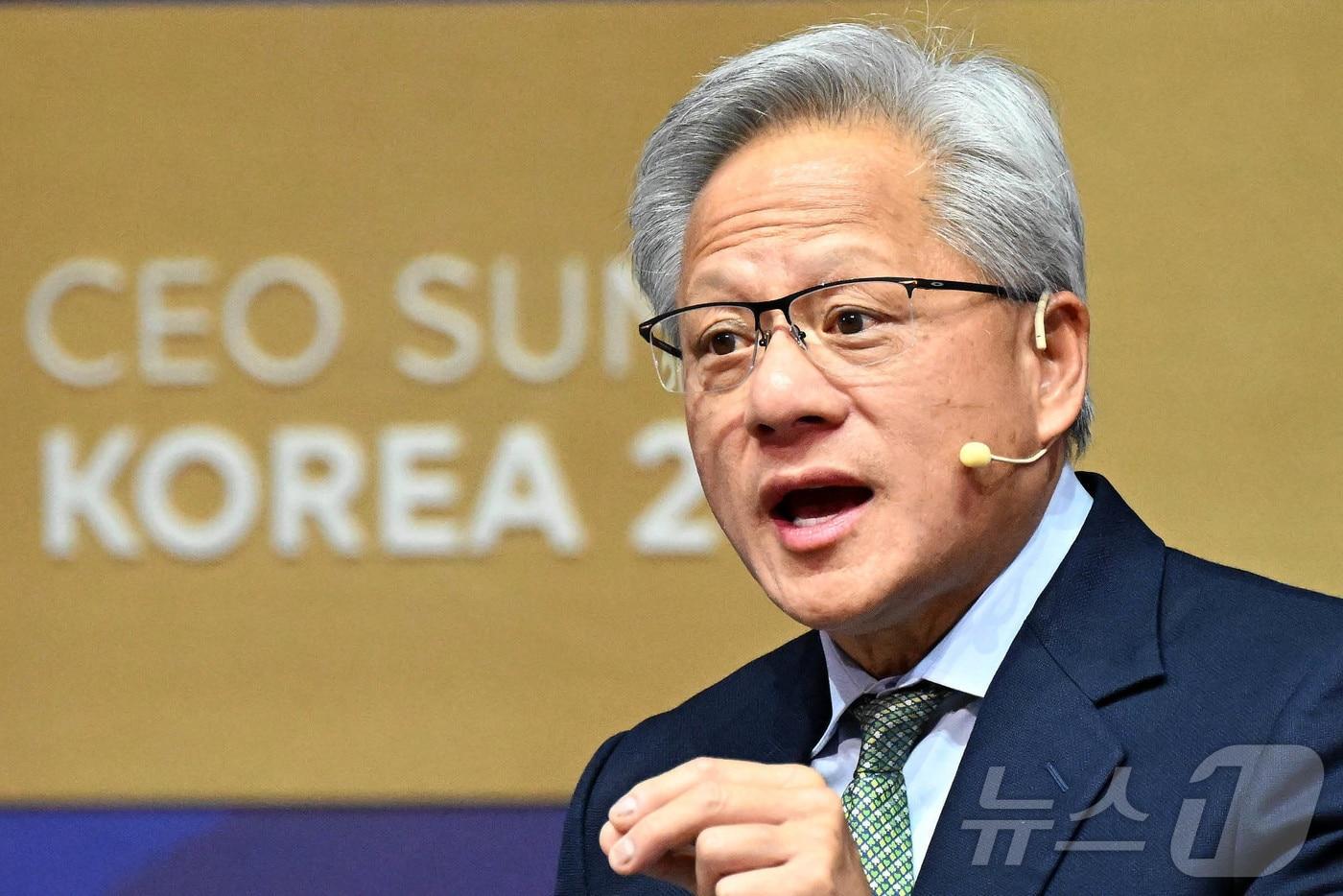 젠슨 황 엔비디아 최고경영자&#40;CEO&#41;가 31일 경북 경주시 경주예술의전당에서 열린 &#39;APEC CEO 서밋&#39; 마지막 특별 세션에서 연설하고 있다. &#40;공동취재&#41; 2025.10.31/뉴스1 ⓒ News1 김민지 기자