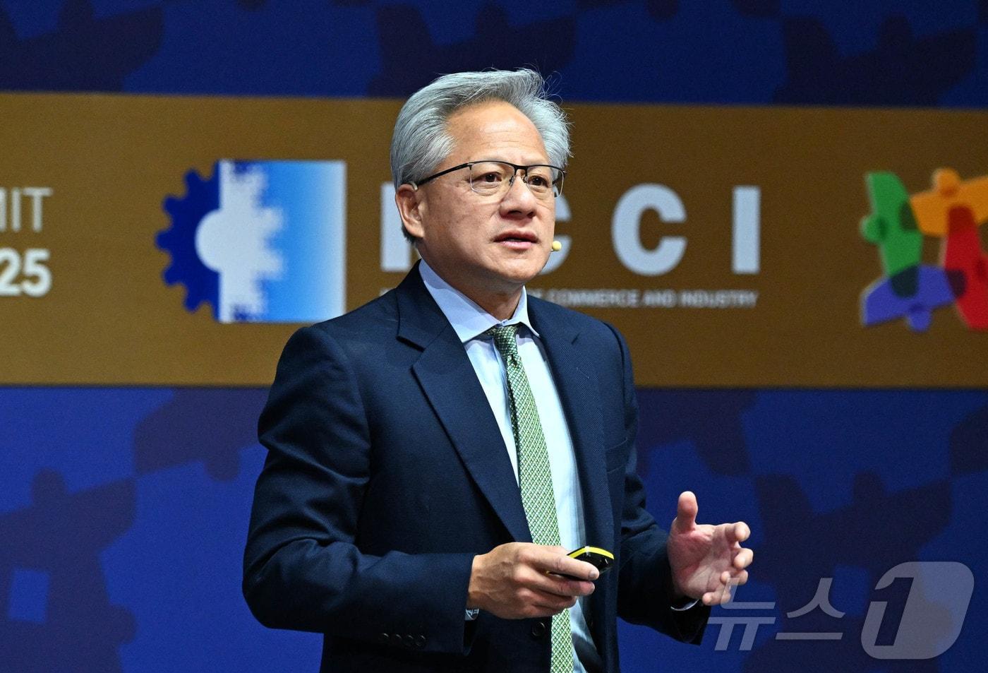 본문 이미지 - 젠슨 황 엔비디아 최고경영자(CEO)가 31일 경북 경주시 경주예술의전당에서 열린 'APEC CEO 서밋' 마지막 특별 세션에서 연설하고 있다. (공동취재) 2025.10.31/뉴스1 ⓒ News1 김민지 기자