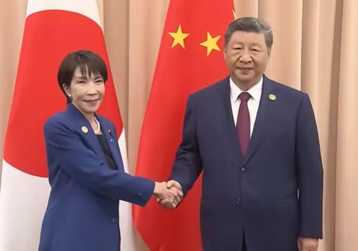 본문 이미지 - 31일 다카이치 사나에 일본 총리와 시진핑 중국 국가주석이 경주 아시아태평양경제협력체(APEC) 정상회의를 계기로 가진 첫 대면 정상회담을 앞두고 악수를 하고 있다. (사진=ANN뉴스 유튜브 갈무리)