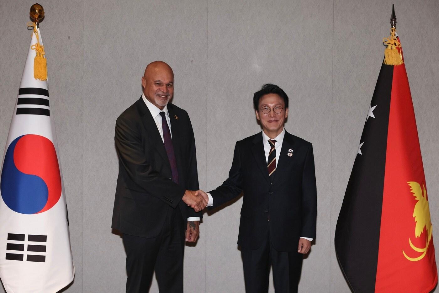 김민석 국무총리는 31일 경북 경주시에서 아시아태평양경제협력체&#40;APEC&#41; 정상회의 참석차 방한 중인 존 로쏘 파푸아뉴기니 부총리와 면담을 가졌다. &#40;총리실 제공&#41; 2025.10.31/뉴스1