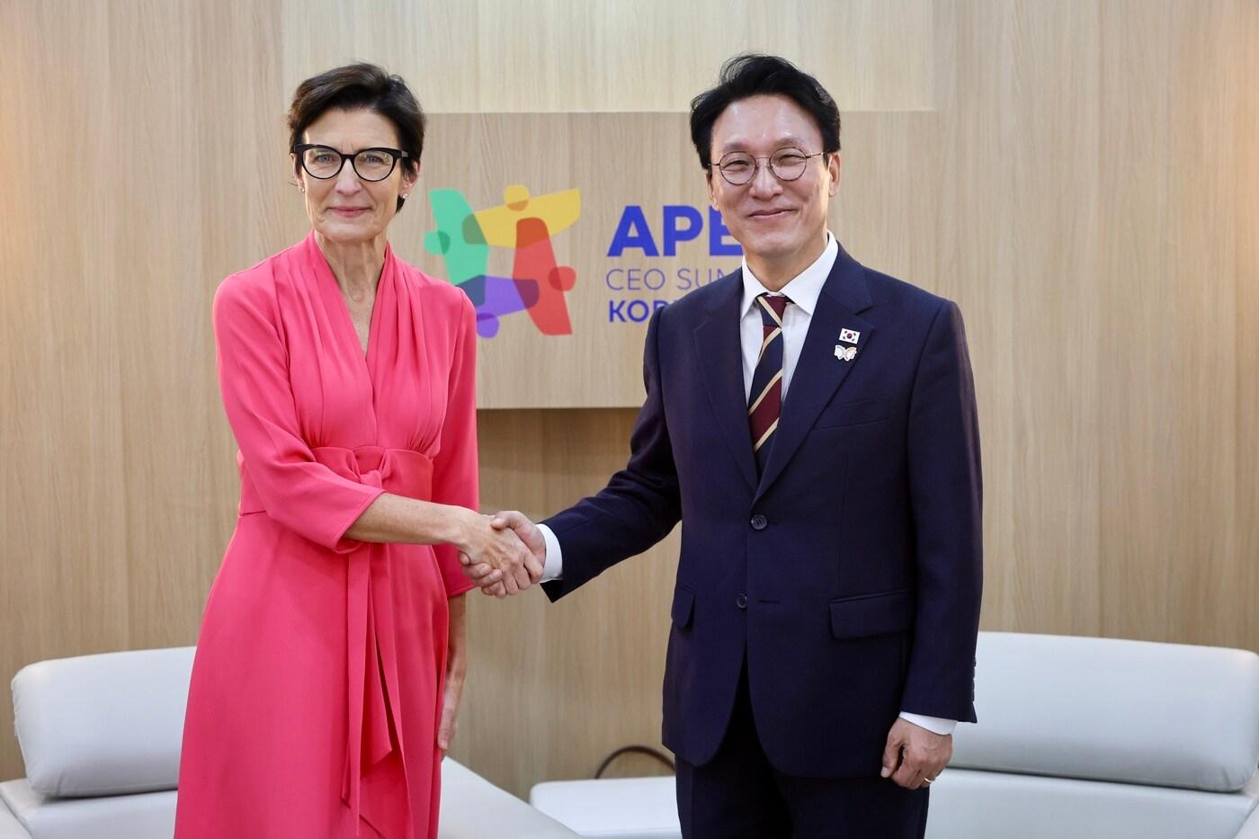 김민석 국무총리는 31일 오후 경북 경주 예술의 전당에서 아시아태평양경제협력체(APEC) CEO 서밋 참석차 방한한 제인 프레이저 씨티그룹 CEO를 접견했다. (총리실 제공) 2025.10.31/뉴스1