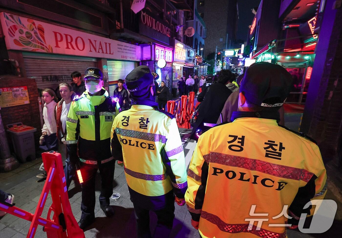 핼러윈 데이를 맞은 31일 서울 용산구 이태원 세계음식거리 일대에서 경찰들이 시민들의 통행을 안내하고 있다. 2025.10.31/뉴스1 ⓒ News1 김성진 기자