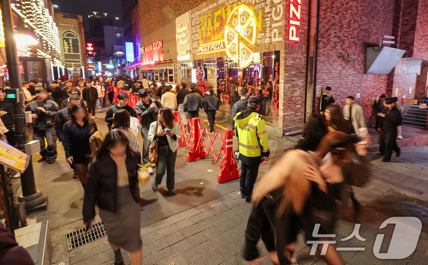 핼러윈 데이를 맞은 31일 서울 용산구 이태원 세계음식거리 일대가 시민들로 붐비고 있다. 2025.10.31/뉴스1 ⓒ News1 김성진 기자