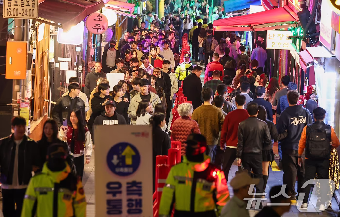 본문 이미지 - 핼러윈 데이를 맞은 31일 서울 용산구 이태원 세계음식거리 일대가 시민들로 붐비고 있다. 2025.10.31 ⓒ 뉴스1 김성진 기자