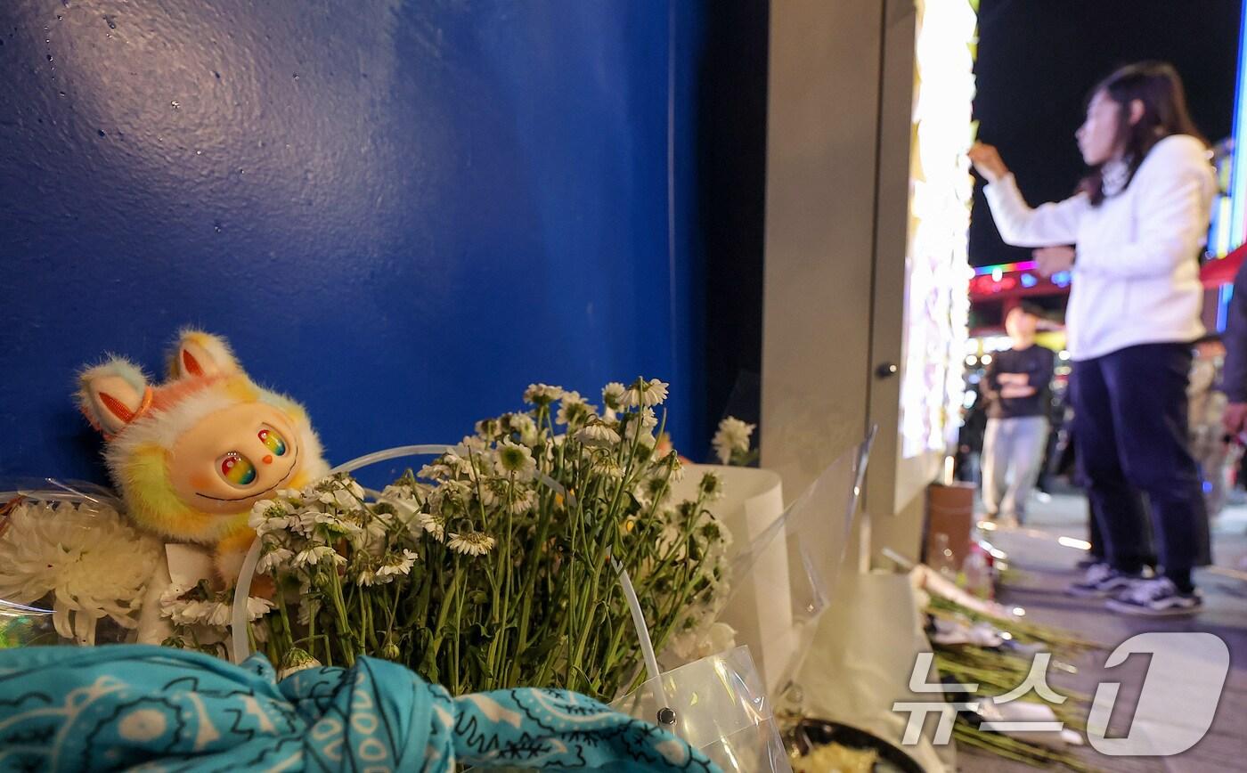 핼러윈 데이를 맞은 31일 서울 용산구 이태원 10·29 기억과 안전의 길에서 시민들이 희생자들을 추모하고 있다. 2025.10.31/뉴스1 ⓒ News1 김성진 기자