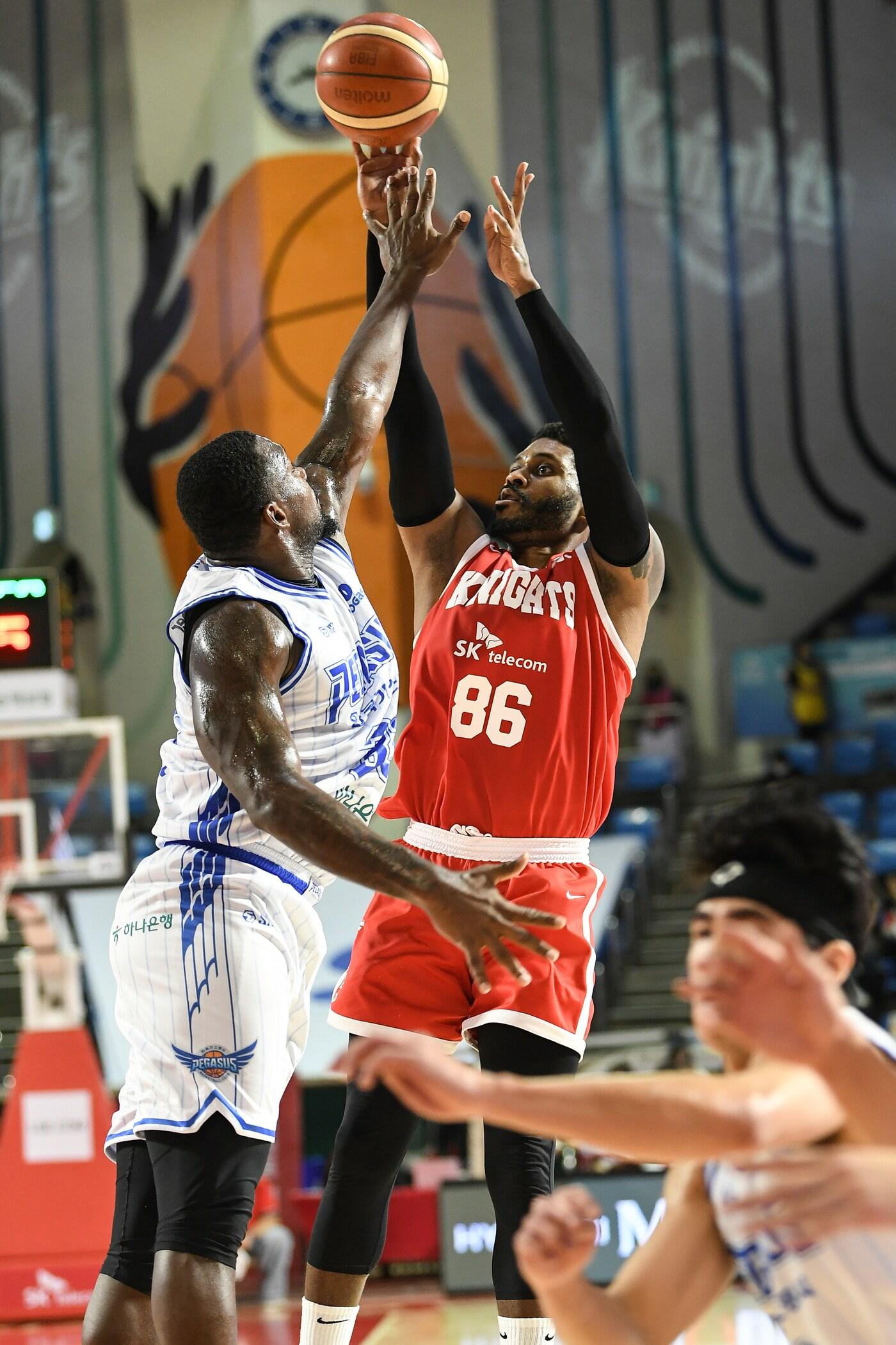 본문 이미지 - 프로농구 SK 먼로(오른쪽)가 31일 한국가스공사와 경기에서 슛을 쏘고 있다.(KBL 제공)